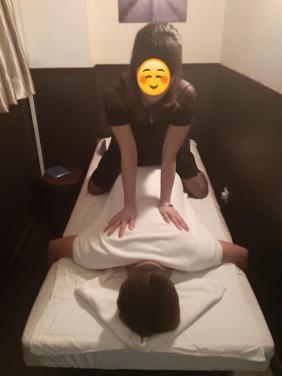 按摩技師正在踩背